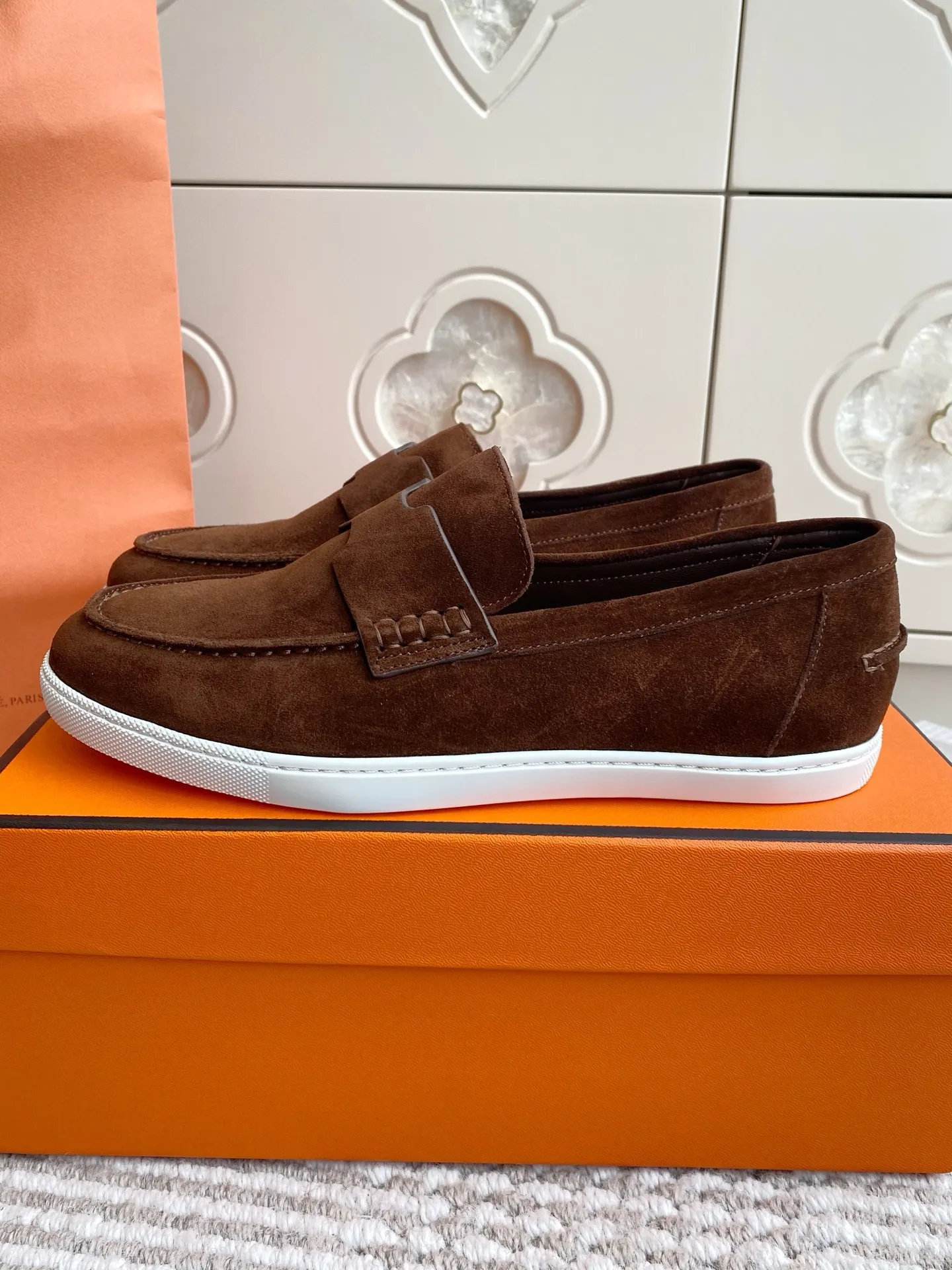 p560✨Hermes Couple Loafers｜Walking in the urban high-end, easily wearing Hermès temperament✨Who says luxury and comfort can’t have both?  This pair of H’s classic loafers really does it!  ▪️"Customized imported Yangjing fabric" is soft and delicate ▪️"Full sheepskin lining" + "soft-soled shoes" design. Your feet will be healed the moment you put them on~ It's like stepping on clouds☁️You won't feel tired after walking all day!  The iconic "H" buckle is low-key and luxurious. It is matched with a rubber outsole. It is lightweight and stylish. Whether you are commuting or shopping, you can easily achieve casual urban style🏙 Can be worn by couples. Full range of sizes, girls 35-41 | boys 39-45. Wear them together when going out. Sweet and high-end💑 Original mold opening. Details are in place. Those who understand will be attracted at a glance ️❤️ #Hermès loafers #coupleshoes #lightweight and versatile shoes